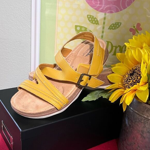 Clarks Yellow Sandals - Picture 1 of 8
